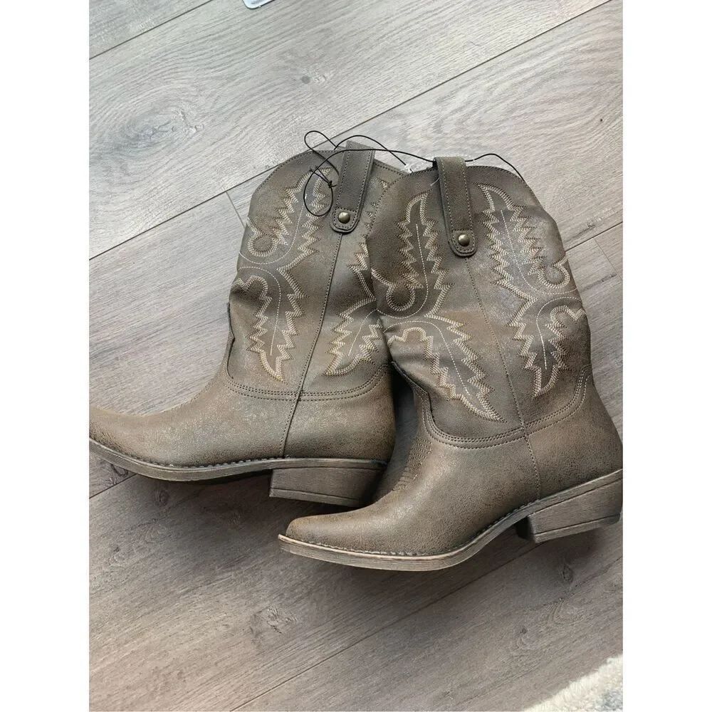 Brown faux leather cowboy boots women’s size 6 rubber heel and sole western boot